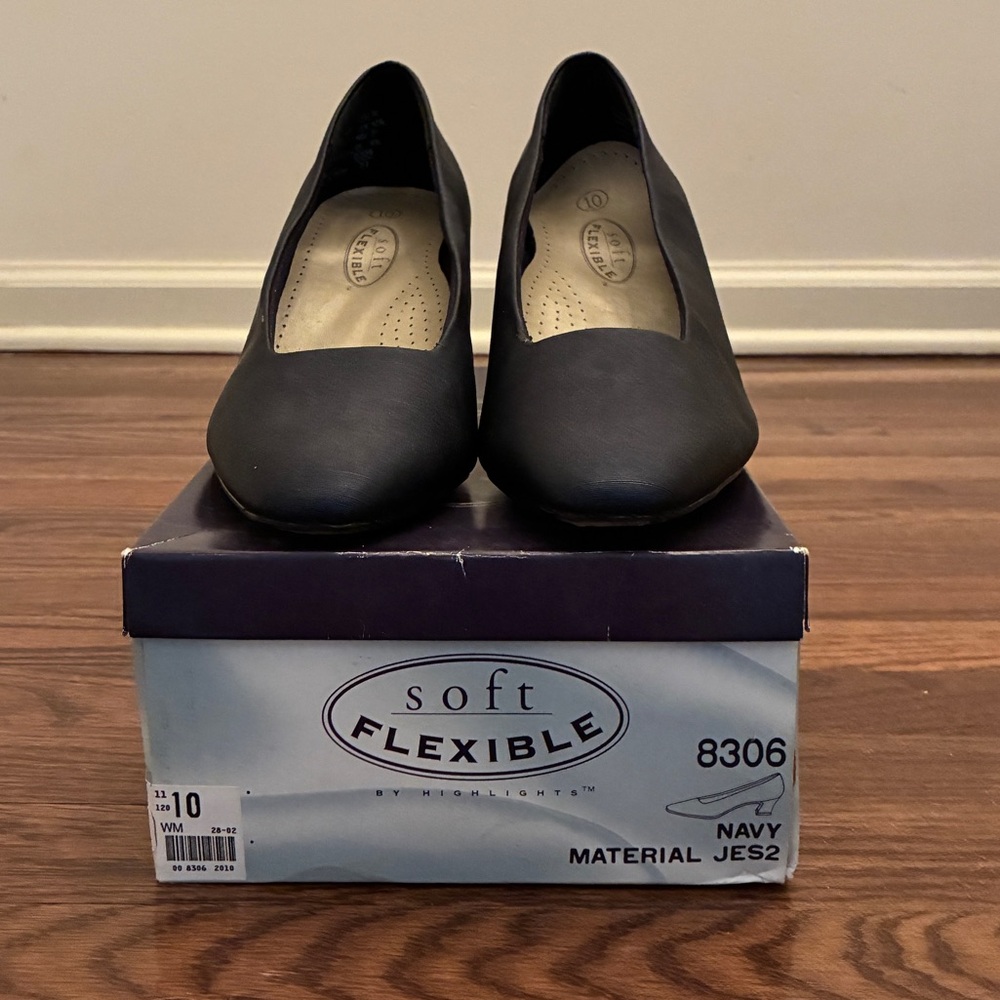NIB Soft Flexible Navy Pumps 2.5" Heel Size 10 - Picture 2 of 14